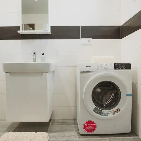 Apartment Private Spacious Modern With Free Parking *