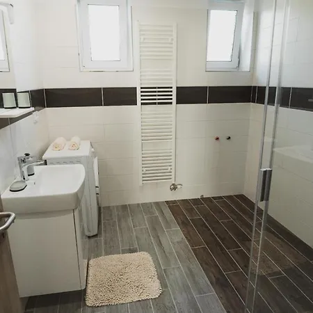 Private Spacious Modern With Free Parking Apartment *